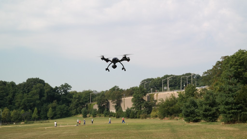 Yuneec Typhoon Q500 4K Drone - Flying low 