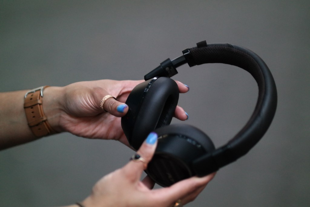 Plantronics BackBeat Pro 2 - in hand plantronics-backbeat-pro-2-heaphones-review-analie-cruz-1