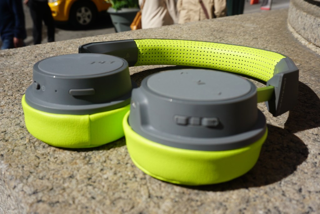 Plantronics BackBeat 500 Series Headphones Review - Buttons 