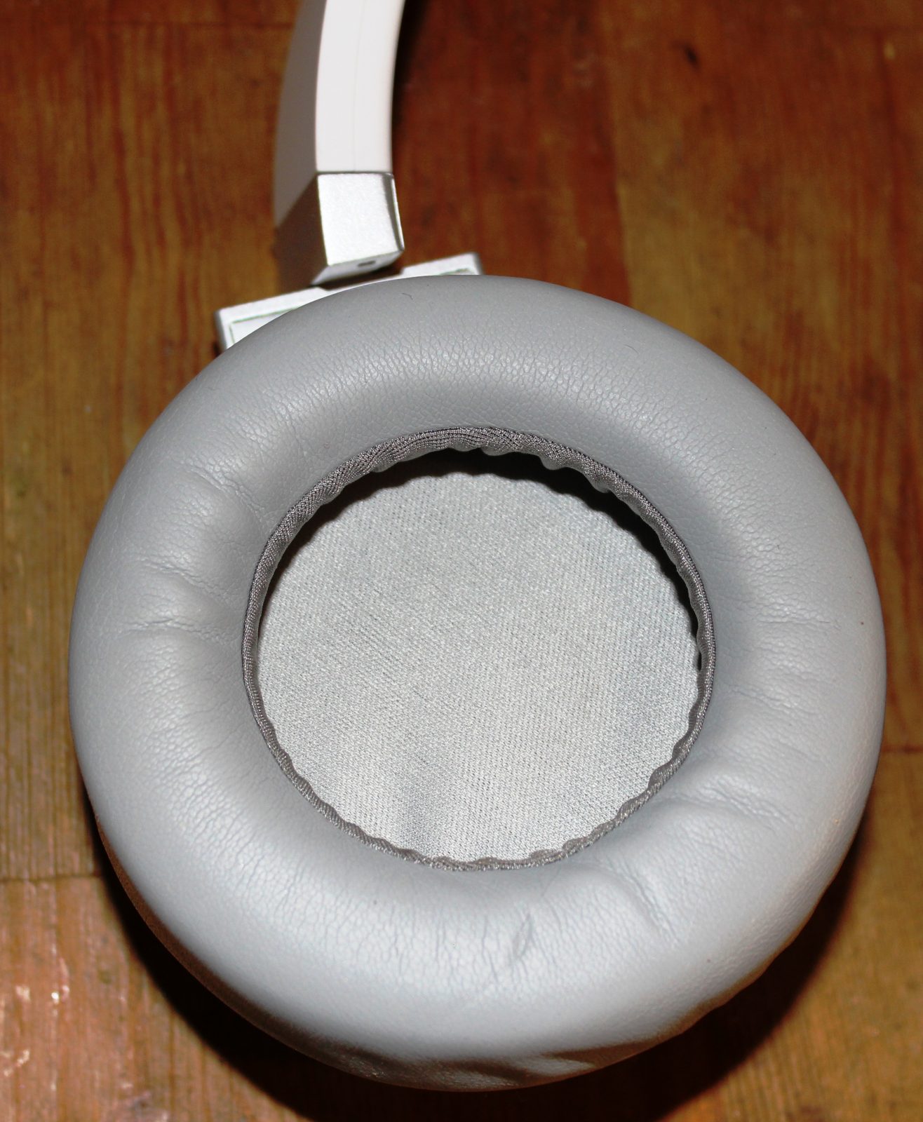 JBL Synchros S700 Headphones Review - Inner Ear cup / Ear pad 1