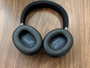 Labeled ear cups - JBL LIVE 650BTNC wireless over-ear Headphones Review (1)