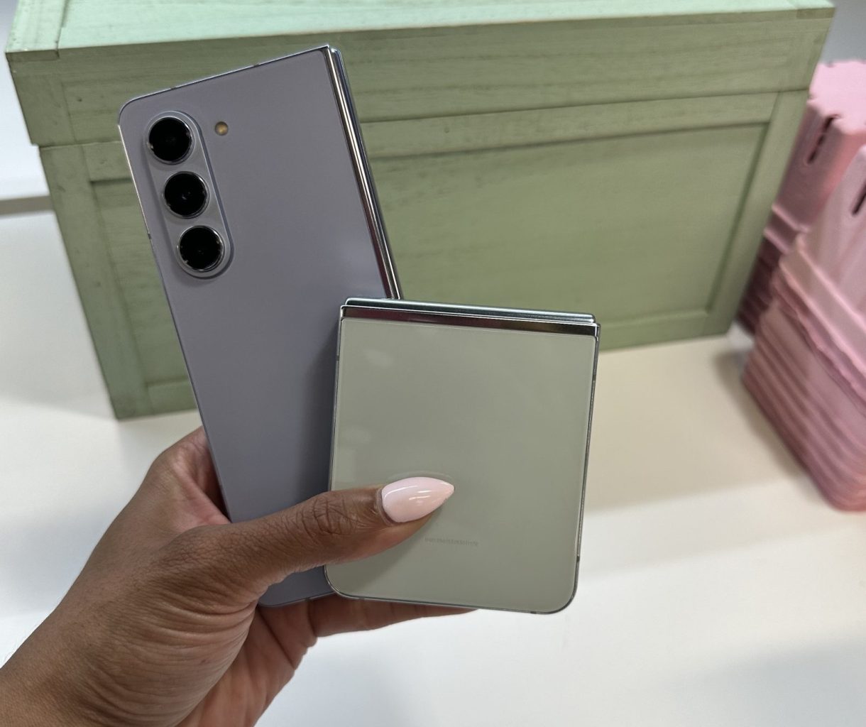 Galaxy Z Fold 5 グレー 7.6インチ We Go Hands-On With Samsung Galaxy Z Fold 5 and Z Flip 5 Announced